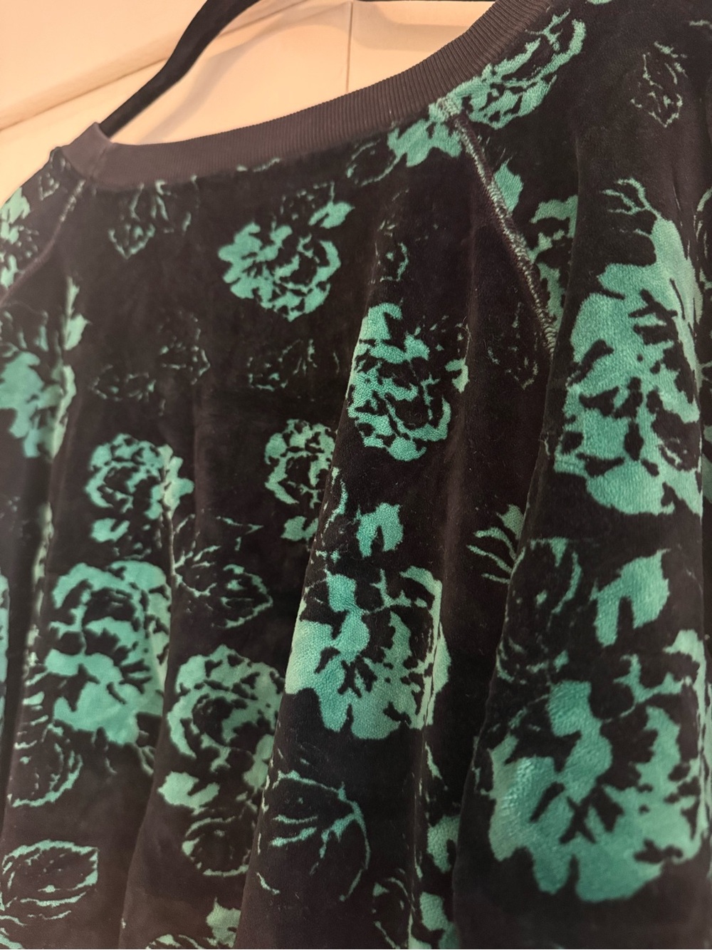 Cropped Wide Neck Velvet Crew Sweatshirt - Picture 4 of 4